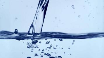 coulée d'eau et éclaboussures, prise de vue avec un flex fantôme 4k à 1000 images par seconde video