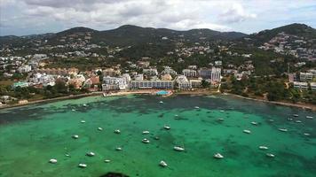 bateaux, yachts dans l'eau près du port, ibiza video