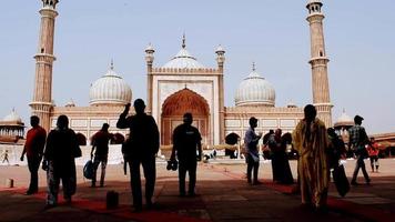delhi, inde - 15 avril 2022 - touristes indiens non identifiés visitant jama masjid pendant la saison de ramzan, à delhi 6, inde. jama masjid est la plus grande et peut-être la plus magnifique mosquée de l'inde video