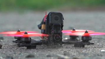 fpv freestyle Drönare få redo till ta av. långsam rörelse video