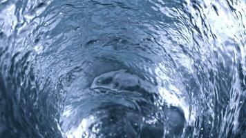 super lent mouvement de l'eau dans une tourbillon. haute qualité Full HD métrage video
