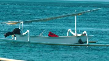 pêche bateau sur calme bleu des eaux video