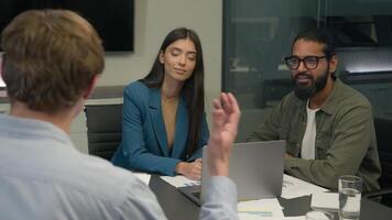 affaires entreprise réunion recrutement à Bureau arabe Indien caucasien Masculin femelle homme d'affaire femme d'affaires collègues homme femme Ecoutez orateur à lieu de travail consultation entretien louer candidat video